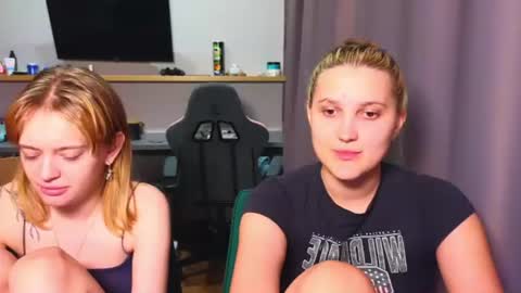 Snapshot of younona chatting on July 17, 2026, 5:51 pm Anna and Luna online show from July 17, 2026, 5:51 pm