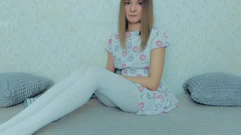 Snapshot of your_caramelka chatting on January 17, 2025, 9:28 am Lily online show from January 17, 2025, 9:28 am