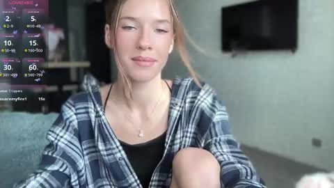 Mia  online show from October 3, 2025, 1:19 pm