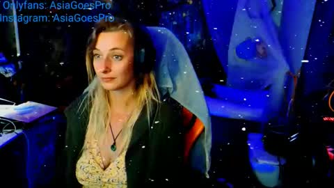 Snapshot of yoursecretgirlfriend963 chatting on December 19, 2024, 4:02 am AsiaGoesPro - On All Socials online show from December 19, 2024, 4:02 am