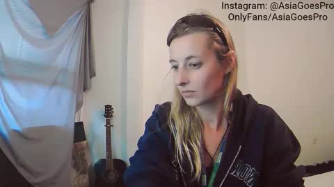 Snapshot of yoursecretgirlfriend963 chatting on December 19, 2024, 10:10 pm AsiaGoesPro - On All Socials online show from December 19, 2024, 10:10 pm