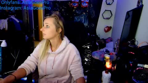 Snapshot of yoursecretgirlfriend963 chatting on February 2, 2025, 3:39 pm AsiaGoesPro - On All Socials online show from February 2, 2025, 3:39 pm