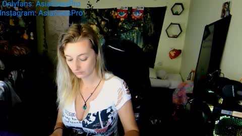 Snapshot of yoursecretgirlfriend963 chatting on February 7, 2025, 4:03 pm AsiaGoesPro - On All Socials online show from February 7, 2025, 4:03 pm