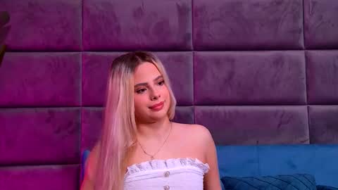 Foxie online show from December 14, 2025, 2:55 pm