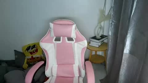 yuiji_moira2003 online show from October 28, 2025, 9:46 am