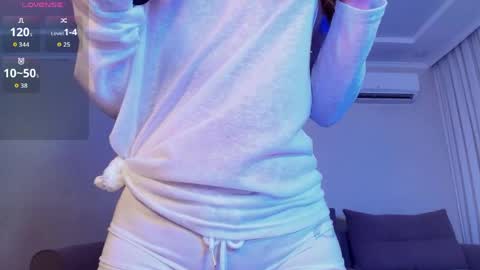Snapshot of yummy_yuna chatting on May 27, 2026, 8:17 pm Yumi online show from May 27, 2026, 8:17 pm