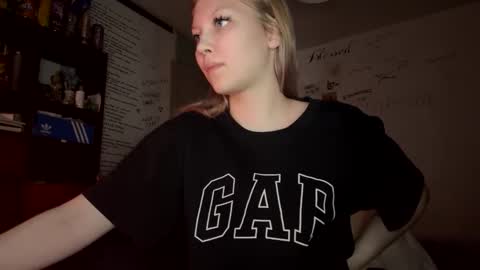 yunarosee online show from January 18, 2026, 12:58 am