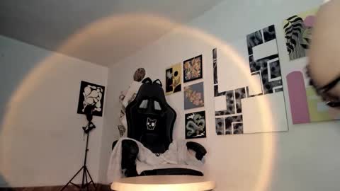 paola online show from November 12, 2025, 8:52 pm