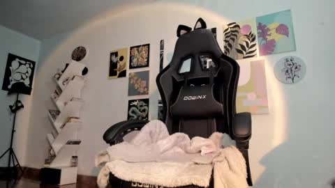 paola online show from November 23, 2025, 11:04 pm