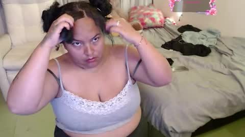 yvonn online show from December 3, 2025, 2:41 am