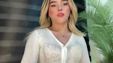 Snapshot of yvonne_guidotti chatting on February 22, 2025, 4:40 am Miss Cali online show from February 22, 2025, 4:40 am