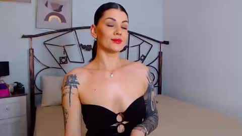 I V Y   online show from December 26, 2024, 8:53 pm