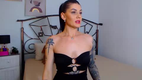 I V Y   online show from January 3, 2025, 9:05 pm