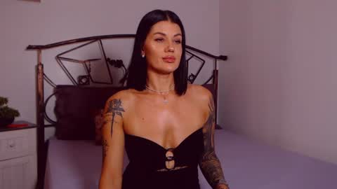 Snapshot of yvonneeverlee chatting on July 7, 2026, 7:29 pm I V Y online show from July 7, 2026, 7:29 pm