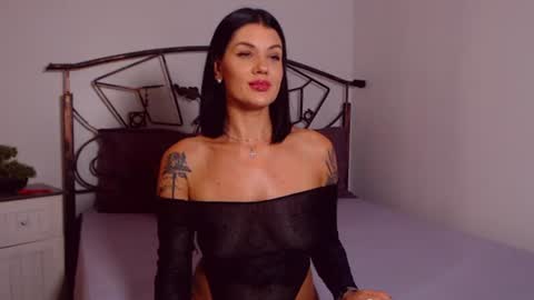 Snapshot of yvonneeverlee chatting on July 10, 2026, 9:06 pm I V Y online show from July 10, 2026, 9:06 pm
