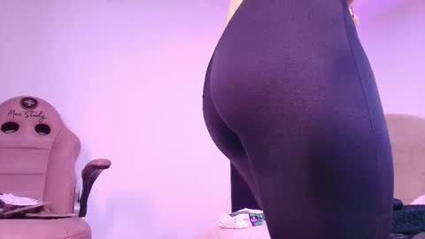 Zoe  online show from November 28, 2025, 3:09 am