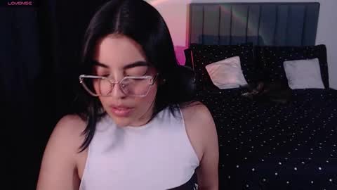 zafiro_jh online show from September 17, 2025, 12:01 am