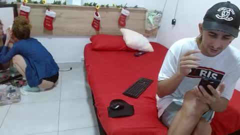 Snapshot of zammu_1992_ chatting on December 17, 2024, 7:48 pm Zamu online show from December 17, 2024, 7:48 pm