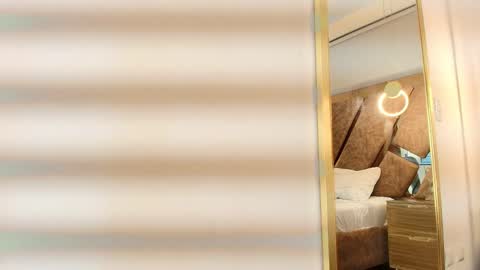 Zarah Andrews online show from December 5, 2025, 12:03 pm