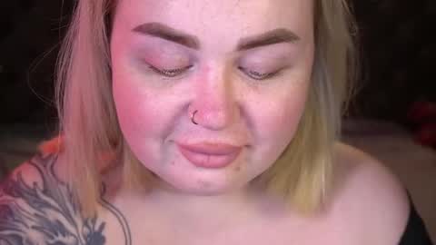 Lola online show from April 19, 2026, 7:49 pm