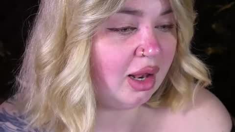 Snapshot of zarareign_ chatting on May 2, 2026, 8:25 pm Lola online show from May 2, 2026, 8:25 pm