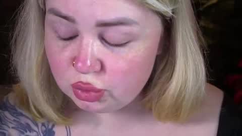 Snapshot of zarareign_ chatting on May 12, 2026, 7:22 pm Lola online show from May 12, 2026, 7:22 pm