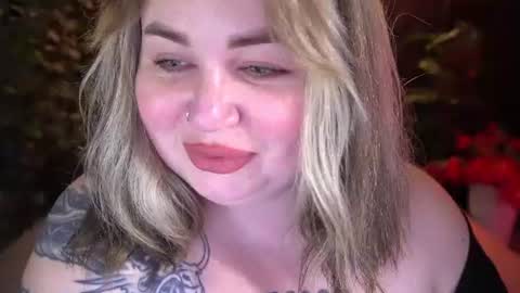 Snapshot of zarareign_ chatting on June 22, 2026, 7:33 pm Lola online show from June 22, 2026, 7:33 pm
