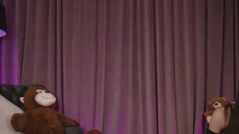 zariaavera online show from March 9, 2026, 9:19 pm