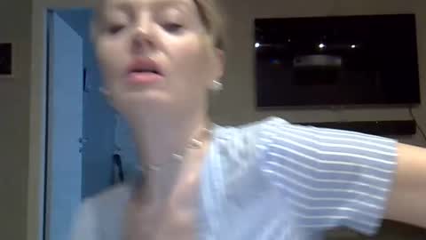 Snapshot of zarinaswift chatting on April 26, 2026, 8:01 am Zarina Swift online show from April 26, 2026, 8:01 am