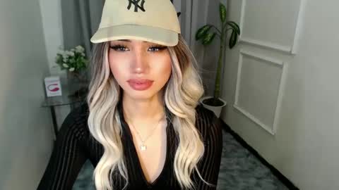 zelainalovetocum online show from February 10, 2025, 7:47 am