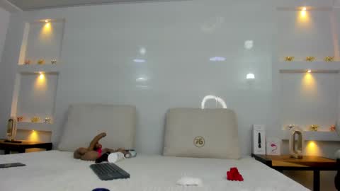 Zenda Evans online show from September 25, 2025, 4:27 am