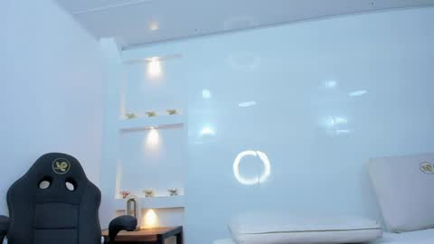 Zenda Evans online show from April 22, 2026, 4:04 am