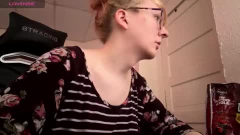 Snapshot of zielloos chatting on April 3, 2026, 7:12 pm Zielloos online show from April 3, 2026, 7:12 pm