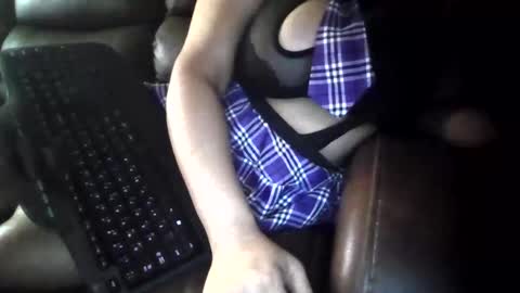 zimzim_ online show from December 17, 2025, 11:05 am