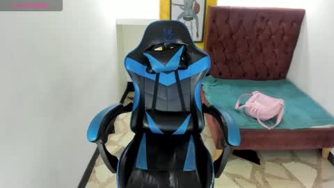 Z O E online show from December 1, 2025, 7:52 pm