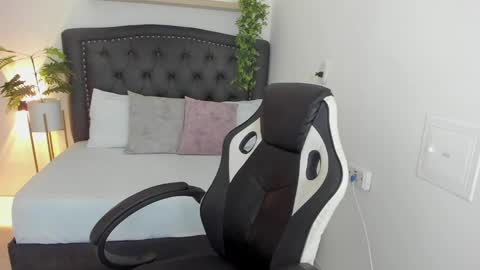 Zoe  online show from January 14, 2025, 3:04 pm