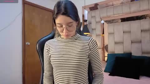 zoe_dear online show from June 4, 2026, 6:47 pm