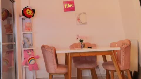 zoe_kravitx_ online show from April 17, 2026, 4:59 am