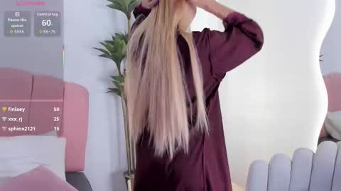 zoe lee    online show from September 15, 2025, 2:50 pm