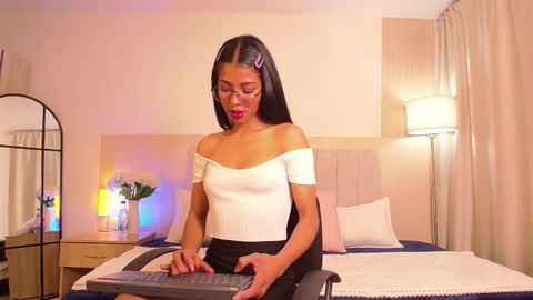 Mia online show from October 15, 2025, 12:00 am