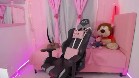 zoe_sullivan_ online show from September 17, 2025, 2:41 pm