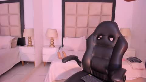 Zoecarrter online show from September 11, 2025, 7:58 pm