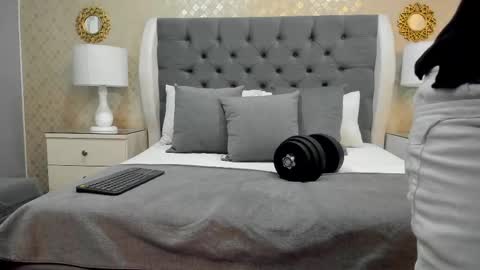 Zoe Krug online show from October 1, 2025, 11:49 am