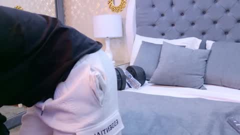 Zoe Krug online show from October 7, 2025, 4:15 pm