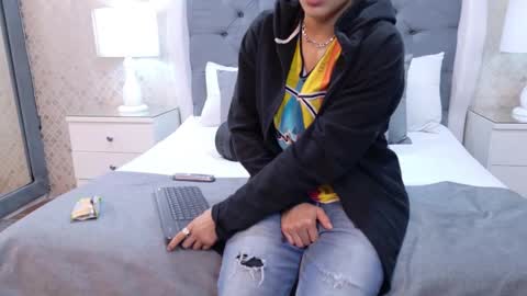 Zoe Krug online show from October 10, 2025, 1:10 pm