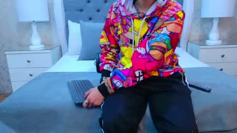 Zoe Krug online show from November 4, 2025, 12:26 pm