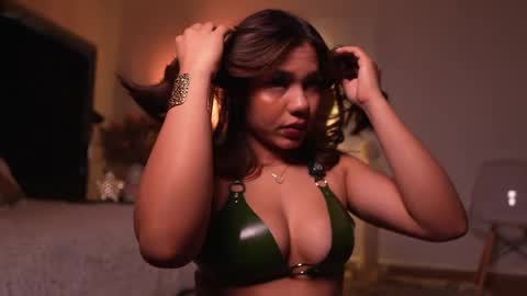 zoevidal_ online show from April 4, 2026, 12:02 pm