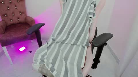 Snapshot of zooeybelair chatting on October 22, 2025, 3:01 pm Alicie online show from October 22, 2025, 3:01 pm