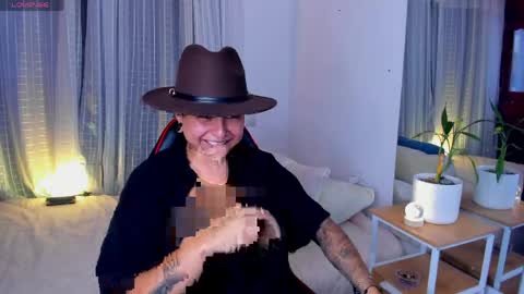 Snapshot of zuryramirez_ chatting on April 18, 2026, 10:32 pm Zury Ramirez online show from April 18, 2026, 10:32 pm