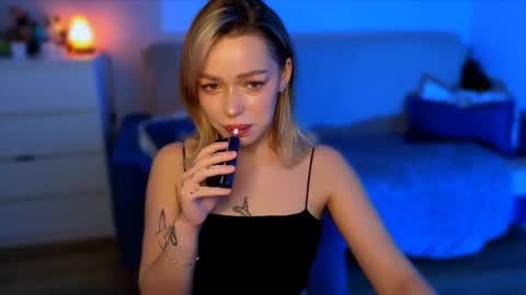 zuzzixx online show from November 10, 2025, 6:23 am